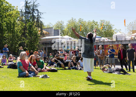 Seattle, Washington, USA. 26 mai, 2017. Un membre de la tribu Duwamish fonctionne à la Duwamish Cérémonie d'ouverture de la Northwest Folklife Festival. Le festival annuel des minorités ethniques, folk, et l'art traditionnel, l'artisanat et la musique qui se déroule sur le week-end du Memorial Day à Seattle, Washington à Seattle Center. Fondé en 1971 par les Seattle Folklore Society, le National Park Service et le National Folk Festival Association. Crédit : Paul Gordon/Alamy Live News Banque D'Images