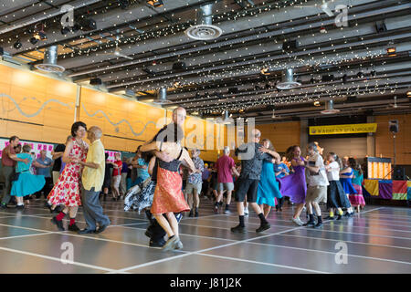 Seattle, Washington, USA. 26 mai, 2017. Le Portland Megaband conduit les visiteurs dans un contra la danse à Warren's Roadhouse au cours de la Northwest Folklife Festival. Le festival annuel des minorités ethniques, folk, et l'art traditionnel, l'artisanat et la musique qui se déroule sur le week-end du Memorial Day à Seattle, Washington à Seattle Center. Fondé en 1971 par les Seattle Folklore Society, le National Park Service et le National Folk Festival Association. Crédit : Paul Gordon/Alamy Live News Banque D'Images