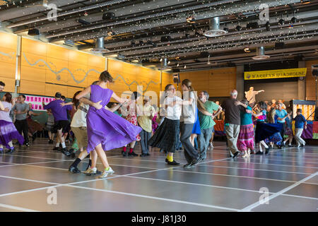 Seattle, Washington, USA. 26 mai, 2017. Le Portland Megaband conduit les visiteurs dans un contra la danse à Warren's Roadhouse au cours de la Northwest Folklife Festival. Le festival annuel des minorités ethniques, folk, et l'art traditionnel, l'artisanat et la musique qui se déroule sur le week-end du Memorial Day à Seattle, Washington à Seattle Center. Fondé en 1971 par les Seattle Folklore Society, le National Park Service et le National Folk Festival Association. Crédit : Paul Gordon/Alamy Live News Banque D'Images