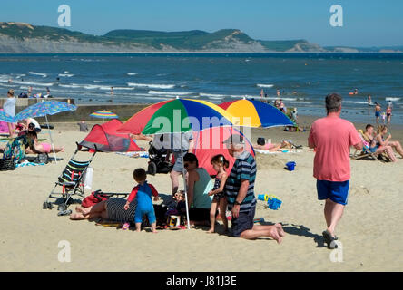 Lyme Regis, dans le Dorset, UK. 26 mai, 2017. Les personnes bénéficiant de la journée la plus chaude de l'année jusqu'à présent (le vendredi 26 avril.Mai) sur la plage de Lyme Regis, dans le Dorset, UK Crédit : christopher jones/Alamy Live News Banque D'Images