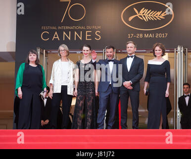 Cannes, France. 26 mai, 2017. (De G à D) L'actrice française Myriam Boyer, Ministre française de la Culture Françoise Nyssen, MARINE Vacth actrice française, le réalisateur français François Ozon, l'acteur Belge Jérémie Renier et l'actrice britannique Jacqueline Bisset posent sur le tapis rouge pour la projection du film 'Amant' double au cours de la 70e édition du Festival de Cannes à Cannes, France, le 26 mai 2017. Credit : Xu Jinquan/Xinhua/Alamy Live News Banque D'Images