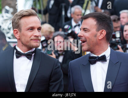 Cannes, France. 26 mai, 2017. Le réalisateur français François Ozon (R) et l'acteur Belge Jérémie Rénier posent sur le tapis rouge pour la projection du film 'Amant' double au cours de la 70e édition du Festival de Cannes à Cannes, France, le 26 mai 2017. Credit : Xu Jinquan/Xinhua/Alamy Live News Banque D'Images