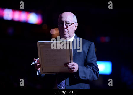 Washington, DC, USA. 26 mai, 2017. 20170526 - Washington Mystics l'ENTRAÎNEUR-CHEF MIKE THIBAULT vérifie son coach's conseil avant le début de la WNBA match contre les Chicago Sky au Verizon Center à Washington. Credit : Chuck Myers/ZUMA/Alamy Fil Live News Banque D'Images