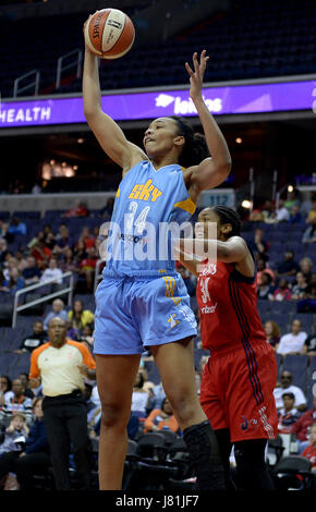 Washington, DC, USA. 26 mai, 2017. 20170526 - Chicago Sky center IMANI BOYETTE (34) abat un rebond contre Washington Mystics center KRYSTAL THOMAS (34) dans la première moitié du Verizon Center de Washington. Credit : Chuck Myers/ZUMA/Alamy Fil Live News Banque D'Images