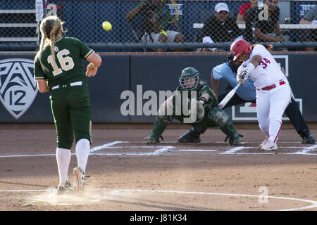 Tucson, Arizona, USA. 26 mai, 2017. Arizona's KATIYANA MAUGA (34) frappe la balle contre Baylor au cours de la NCAA Women's College World Series Super Tournoi Régional le Vendredi, Mai 26, 2017, Rita Hillenbrand Memorial Stadium à Tucson, Arizona. Arizona a gagné un match d'une série de jeux le meilleur des 3 3-2 contre du Baylor Diffusez dans la Super Women's College World Series. Crédit : Jeff Brown/ZUMA/Alamy Fil Live News Banque D'Images