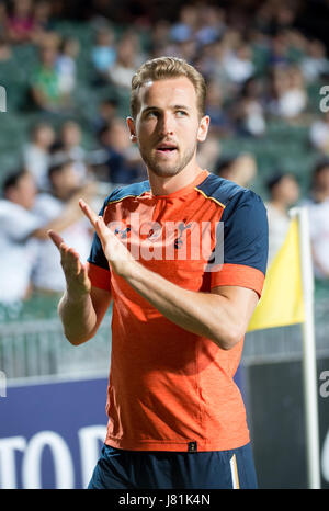 Hong Kong, Chine. 26 mai, 2017. Tottenham's Harry Kane claps les fans de Tottenham avant le début de la Tottenham Hotspur vs Kitchee friendly match de football au stade de Hong Kong. Kitchee Football club sont les 2016-7 Hong Kong Premier League et du Championnat du Monde 2017 gagnants. Credit : Jayne Russell/Alamy Live News Banque D'Images