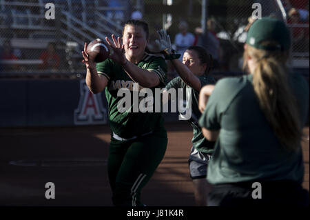 Tucson, Arizona, USA. 26 mai, 2017. L'Friudenberg Baylor Shelby (12) joue avec une prise avant le match de football contre l'Arizona au cours de la NCAA Women's College World Series Super tournoi régional le vendredi, 26 mai 2017, à Rita Hillenbrand Memorial Stadium à Tucson, Arizona. Arizona a gagné un match d'une série de jeux le meilleur des 3 3-2 contre du Baylor Diffusez dans la Super Women's College World Series. Crédit : Jeff Brown/ZUMA/Alamy Fil Live News Banque D'Images