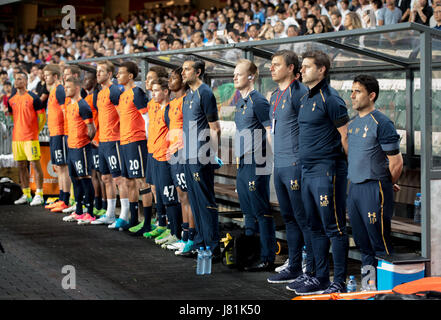 Hong Kong, Chine. 26 mai, 2017. Les joueurs de Tottenham et de fonctionnaires, d'observer une minute de silence avant le début de la Tottenham Hotspur vs Kitchee friendly match de football au stade de Hong Kong. Kitchee Football club sont les 2016-7 Hong Kong Premier League et du Championnat du Monde 2017 gagnants. Credit : Jayne Russell/Alamy Live News Banque D'Images