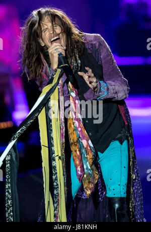 Munich, Allemagne. 26 mai, 2017. Chanteur Steven Tyler du groupe de rock américain Aerosmith joue sur la scène à Munich, Allemagne, 26 mai 2017. Le groupe de rock allemand a lancé le volet de leur "bébé" Aero-Vederci farewell tour à Munich. Photo : Sven Hoppe/dpa/Alamy Live News Banque D'Images