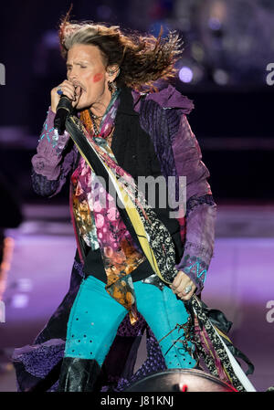 Munich, Allemagne. 26 mai, 2017. Chanteur Steven Tyler du groupe de rock américain Aerosmith joue sur la scène à Munich, Allemagne, 26 mai 2017. Le groupe de rock allemand a lancé le volet de leur "bébé" Aero-Vederci farewell tour à Munich. Photo : Sven Hoppe/dpa/Alamy Live News Banque D'Images