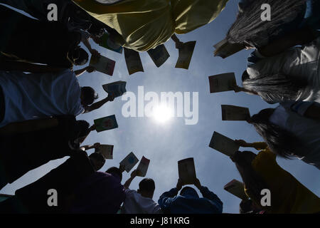 (170527) -- LINFEN, 27 mai 2017 (Xinhua) -- Les personnes âgées posent pour une photo de groupe à l'école du ruban rouge dans la région de Linfen, Province de Shanxi en Chine du nord, le 24 mai 2017. L'école nommée 'Ruban Rouge', le symbole de la sensibilisation au VIH/SIDA, a été fondée en 2011. C'est anciennement une salle de classe tenue par Linfen n°3 People's Hospital. Un total de 36 étudiants de l'opérateur du VIH dans trois niveaux vivent dans l'école. Les enfants peuvent recevoir des soins médicaux, l'éducation psychologique ainsi que l'éducation scolaire à l'école. Seize personnes âgées de l'école ont assisté à leur cérémonie de remise des diplômes le vendredi et prendront part à cette année. Banque D'Images