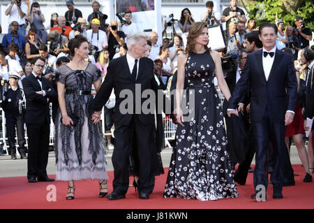 Cannes, Frankreich. 25 mai, 2017. Emily Stofle, David Lynch, Desiree Gruber et Kyle MacLachlan participant à la 'Twin Peaks' premiere pendant le 70e Festival du Film de Cannes au Palais des Festivals de Cannes le 25 mai. 2017 | Verwendung weltweit/alliance photo Credit : dpa/Alamy Live News Banque D'Images