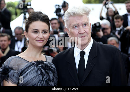 Cannes, Frankreich. 25 mai, 2017. Emily Stofle et David Lynch participant à la 'Twin Peaks' premiere pendant le 70e Festival du Film de Cannes au Palais des Festivals de Cannes le 25 mai. 2017 | Verwendung weltweit/alliance photo Credit : dpa/Alamy Live News Banque D'Images