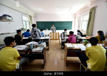 (170527) -- LINFEN, 27 mai 2017 (Xinhua) -- Les aînés ont une leçon à l'école du ruban rouge dans la région de Linfen, Province de Shanxi en Chine du nord, le 24 mai 2017. L'école nommée 'Ruban Rouge', le symbole de la sensibilisation au VIH/SIDA, a été fondée en 2011. C'est anciennement une salle de classe tenue par Linfen n°3 People's Hospital. Un total de 36 étudiants de l'opérateur du VIH dans trois niveaux vivent dans l'école. Les enfants peuvent recevoir des soins médicaux, l'éducation psychologique ainsi que l'éducation scolaire à l'école. Seize personnes âgées de l'école ont assisté à leur cérémonie de remise des diplômes le vendredi et prendront part à cette année, l'exercice national Banque D'Images