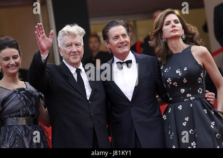 Cannes, Frankreich. 25 mai, 2017. Emily Stofle, David Lynch, Kyle MacLachlan et Desiree Gruber participant à la 'Twin Peaks' premiere pendant le 70e Festival du Film de Cannes au Palais des Festivals de Cannes le 25 mai. 2017 | Verwendung weltweit/alliance photo Credit : dpa/Alamy Live News Banque D'Images