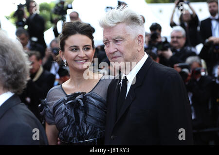 Cannes, Frankreich. 25 mai, 2017. Emily Stofle et David Lynch participant à la 'Twin Peaks' premiere pendant le 70e Festival du Film de Cannes au Palais des Festivals de Cannes le 25 mai. 2017 | Verwendung weltweit/alliance photo Credit : dpa/Alamy Live News Banque D'Images