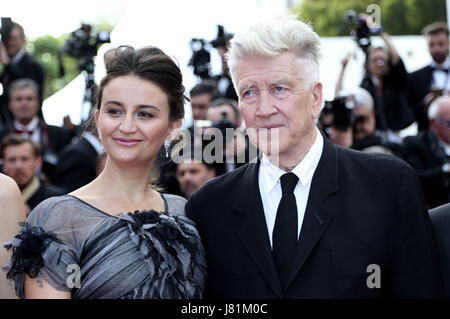 Cannes, Frankreich. 25 mai, 2017. Emily Stofle et David Lynch participant à la 'Twin Peaks' premiere pendant le 70e Festival du Film de Cannes au Palais des Festivals de Cannes le 25 mai. 2017 | Verwendung weltweit/alliance photo Credit : dpa/Alamy Live News Banque D'Images