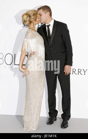 Paris Hilton et Chris Zylka assistant à l'amfAR's Cinema Against Aids 24 au cours du Gala 70e Festival de Cannes à l'Hôtel du Cap-Eden-Roc à Antibes le 25 mai 2017 | Verwendung weltweit/photo alliance Banque D'Images