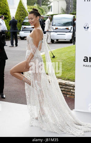 Antibes, Frankreich. 25 mai, 2017. Bella Hadid participant à la 24e de l'amfAR Cinema Against Aids pendant Gala 70e Festival de Cannes à l'Hôtel du Cap-Eden-Roc à Antibes le 25 mai 2017 | Verwendung weltweit/alliance photo Credit : dpa/Alamy Live News Banque D'Images