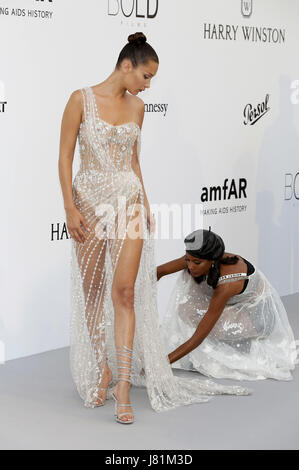 Antibes, Frankreich. 25 mai, 2017. Bella Hadid participant à la 24e de l'amfAR Cinema Against Aids pendant Gala 70e Festival de Cannes à l'Hôtel du Cap-Eden-Roc à Antibes le 25 mai 2017 | Verwendung weltweit/alliance photo Credit : dpa/Alamy Live News Banque D'Images