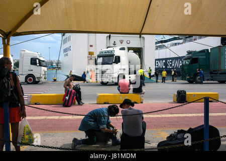 Athènes, Grèce. 26 mai, 2017. Attendre pour les voyageurs à bord d'un navire dans le port du Pirée, près d'Athènes, Grèce, 26 mai 2017. Photo : Angelos Tzortzinis/dpa/Alamy Live News Banque D'Images