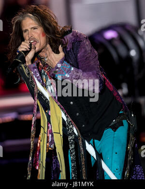 Munich, Allemagne. 26 mai, 2017. Chanteur Steven Tyler du groupe de rock américain Aerosmith joue sur la scène à Munich, Allemagne, 26 mai 2017. Le groupe de rock allemand a lancé le volet de leur "bébé" Aero-Vederci farewell tour à Munich. Photo : Sven Hoppe/dpa/Alamy Live News Banque D'Images