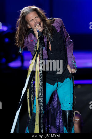 Munich, Allemagne. 26 mai, 2017. Chanteur Steven Tyler du groupe de rock américain Aerosmith joue sur la scène à Munich, Allemagne, 26 mai 2017. Le groupe de rock allemand a lancé le volet de leur "bébé" Aero-Vederci farewell tour à Munich. Photo : Sven Hoppe/dpa/Alamy Live News Banque D'Images