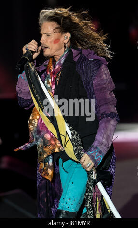 Munich, Allemagne. 26 mai, 2017. Chanteur Steven Tyler du groupe de rock américain Aerosmith joue sur la scène à Munich, Allemagne, 26 mai 2017. Le groupe de rock allemand a lancé le volet de leur "bébé" Aero-Vederci farewell tour à Munich. Photo : Sven Hoppe/dpa/Alamy Live News Banque D'Images