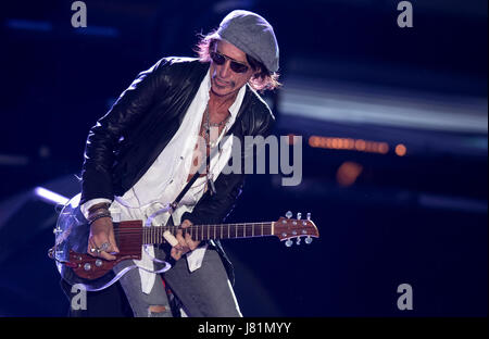 Munich, Allemagne. 26 mai, 2017. Le guitariste Joe Perry d'Aerosmith rock band nous joue sur la scène à Munich, Allemagne, 26 mai 2017. Le groupe de rock allemand a lancé le volet de leur "bébé" Aero-Vederci farewell tour à Munich. Photo : Sven Hoppe/dpa/Alamy Live News Banque D'Images