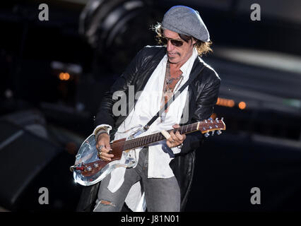 Munich, Allemagne. 26 mai, 2017. Le guitariste Joe Perry d'Aerosmith rock band nous joue sur la scène à Munich, Allemagne, 26 mai 2017. Le groupe de rock allemand a lancé le volet de leur "bébé" Aero-Vederci farewell tour à Munich. Photo : Sven Hoppe/dpa/Alamy Live News Banque D'Images