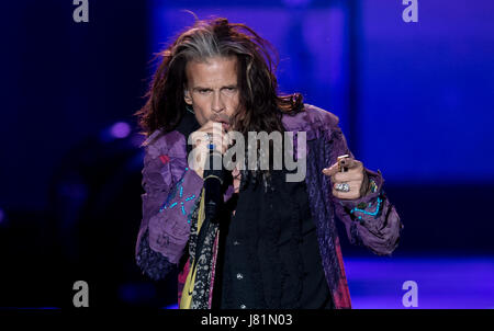 Munich, Allemagne. 26 mai, 2017. Chanteur Steven Tyler du groupe de rock américain Aerosmith joue sur la scène à Munich, Allemagne, 26 mai 2017. Le groupe de rock allemand a lancé le volet de leur "bébé" Aero-Vederci farewell tour à Munich. Photo : Sven Hoppe/dpa/Alamy Live News Banque D'Images