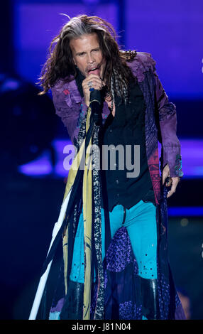 Munich, Allemagne. 26 mai, 2017. Chanteur Steven Tyler du groupe de rock américain Aerosmith joue sur la scène à Munich, Allemagne, 26 mai 2017. Le groupe de rock allemand a lancé le volet de leur "bébé" Aero-Vederci farewell tour à Munich. Photo : Sven Hoppe/dpa/Alamy Live News Banque D'Images