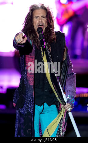 Munich, Allemagne. 26 mai, 2017. Chanteur Steven Tyler du groupe de rock américain Aerosmith joue sur la scène à Munich, Allemagne, 26 mai 2017. Le groupe de rock allemand a lancé le volet de leur "bébé" Aero-Vederci farewell tour à Munich. Photo : Sven Hoppe/dpa/Alamy Live News Banque D'Images