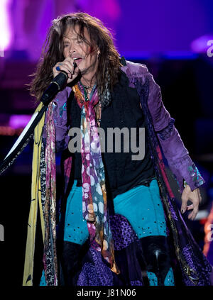 Munich, Allemagne. 26 mai, 2017. Chanteur Steven Tyler du groupe de rock américain Aerosmith joue sur la scène à Munich, Allemagne, 26 mai 2017. Le groupe de rock allemand a lancé le volet de leur "bébé" Aero-Vederci farewell tour à Munich. Photo : Sven Hoppe/dpa/Alamy Live News Banque D'Images