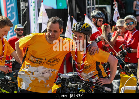 Gdansk, Pologne. 27 mai, 2017. Participants du Jamboree de vélo à partir de la première étape du rallye sont vus à Gdansk, Pologne le 27 mai 2017 Jamboree de vélo autour du monde ! Est une course cycliste de Gdansk, Pologne à Scoutisme Mondial dans West Virginia USA et retour à Gdansk. Plus de 35,000 kilomètres par les 21 pays, pour promouvoir la Pologne, de faire l'expérience de l'aventure, et de montrer comment le scoutisme peut être important dans le monde d'aujourd'hui Banque D'Images