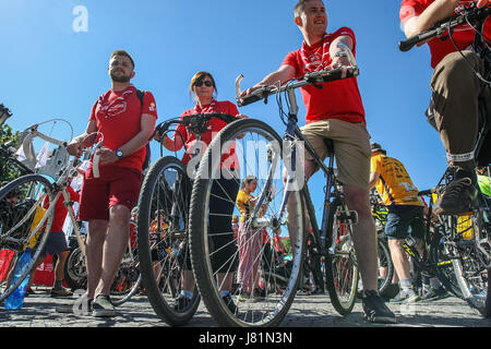 Gdansk, Pologne. 27 mai, 2017. Participants du Jamboree de vélo à partir de la première étape du rallye sont vus à Gdansk, Pologne le 27 mai 2017 Jamboree de vélo autour du monde ! Est une course cycliste de Gdansk, Pologne à Scoutisme Mondial dans West Virginia USA et retour à Gdansk. Plus de 35,000 kilomètres par les 21 pays, pour promouvoir la Pologne, de faire l'expérience de l'aventure, et de montrer comment le scoutisme peut être important dans le monde d'aujourd'hui Banque D'Images