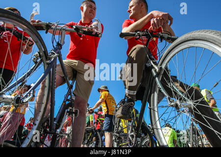 Gdansk, Pologne. 27 mai, 2017. Participants du Jamboree de vélo à partir de la première étape du rallye sont vus à Gdansk, Pologne le 27 mai 2017 Jamboree de vélo autour du monde ! Est une course cycliste de Gdansk, Pologne à Scoutisme Mondial dans West Virginia USA et retour à Gdansk. Plus de 35,000 kilomètres par les 21 pays, pour promouvoir la Pologne, de faire l'expérience de l'aventure, et de montrer comment le scoutisme peut être important dans le monde d'aujourd'hui Banque D'Images