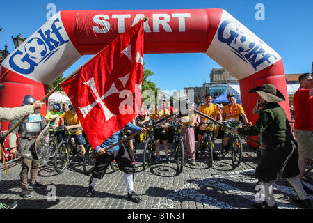 Gdansk, Pologne. 27 mai, 2017. Participants du Jamboree de vélo à partir de la première étape du rallye sont vus à Gdansk, Pologne le 27 mai 2017 Jamboree de vélo autour du monde ! Est une course cycliste de Gdansk, Pologne à Scoutisme Mondial dans West Virginia USA et retour à Gdansk. Plus de 35,000 kilomètres par les 21 pays, pour promouvoir la Pologne, de faire l'expérience de l'aventure, et de montrer comment le scoutisme peut être important dans le monde d'aujourd'hui Banque D'Images