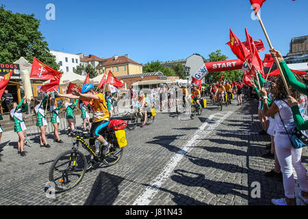 Gdansk, Pologne. 27 mai, 2017. Participants du Jamboree de vélo à partir de la première étape du rallye sont vus à Gdansk, Pologne le 27 mai 2017 Jamboree de vélo autour du monde ! Est une course cycliste de Gdansk, Pologne à Scoutisme Mondial dans West Virginia USA et retour à Gdansk. Plus de 35,000 kilomètres par les 21 pays, pour promouvoir la Pologne, de faire l'expérience de l'aventure, et de montrer comment le scoutisme peut être important dans le monde d'aujourd'hui Banque D'Images