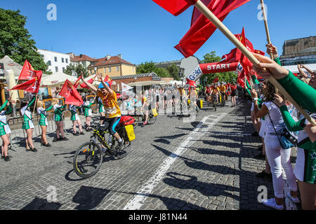 Gdansk, Pologne. 27 mai, 2017. Participants du Jamboree de vélo à partir de la première étape du rallye sont vus à Gdansk, Pologne le 27 mai 2017 Jamboree de vélo autour du monde ! Est une course cycliste de Gdansk, Pologne à Scoutisme Mondial dans West Virginia USA et retour à Gdansk. Plus de 35,000 kilomètres par les 21 pays, pour promouvoir la Pologne, de faire l'expérience de l'aventure, et de montrer comment le scoutisme peut être important dans le monde d'aujourd'hui Banque D'Images