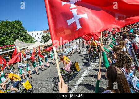 Gdansk, Pologne. 27 mai, 2017. Participants du Jamboree de vélo à partir de la première étape du rallye sont vus à Gdansk, Pologne le 27 mai 2017 Jamboree de vélo autour du monde ! Est une course cycliste de Gdansk, Pologne à Scoutisme Mondial dans West Virginia USA et retour à Gdansk. Plus de 35,000 kilomètres par les 21 pays, pour promouvoir la Pologne, de faire l'expérience de l'aventure, et de montrer comment le scoutisme peut être important dans le monde d'aujourd'hui Banque D'Images