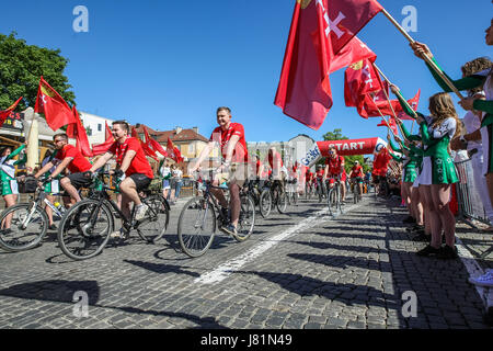 Gdansk, Pologne. 27 mai, 2017. Participants du Jamboree de vélo à partir de la première étape du rallye sont vus à Gdansk, Pologne le 27 mai 2017 Jamboree de vélo autour du monde ! Est une course cycliste de Gdansk, Pologne à Scoutisme Mondial dans West Virginia USA et retour à Gdansk. Plus de 35,000 kilomètres par les 21 pays, pour promouvoir la Pologne, de faire l'expérience de l'aventure, et de montrer comment le scoutisme peut être important dans le monde d'aujourd'hui Banque D'Images