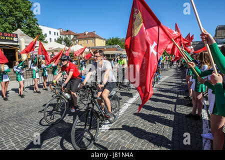 Gdansk, Pologne. 27 mai, 2017. Participants du Jamboree de vélo à partir de la première étape du rallye sont vus à Gdansk, Pologne le 27 mai 2017 Jamboree de vélo autour du monde ! Est une course cycliste de Gdansk, Pologne à Scoutisme Mondial dans West Virginia USA et retour à Gdansk. Plus de 35,000 kilomètres par les 21 pays, pour promouvoir la Pologne, de faire l'expérience de l'aventure, et de montrer comment le scoutisme peut être important dans le monde d'aujourd'hui Banque D'Images