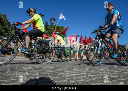 Gdansk, Pologne. 27 mai, 2017. Participants du Jamboree de vélo à partir de la première étape du rallye sont vus à Gdansk, Pologne le 27 mai 2017 Jamboree de vélo autour du monde ! Est une course cycliste de Gdansk, Pologne à Scoutisme Mondial dans West Virginia USA et retour à Gdansk. Plus de 35,000 kilomètres par les 21 pays, pour promouvoir la Pologne, de faire l'expérience de l'aventure, et de montrer comment le scoutisme peut être important dans le monde d'aujourd'hui Banque D'Images