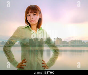 Femme chinoise avec semi-formelle business shirt sur cityscape double exposition Banque D'Images