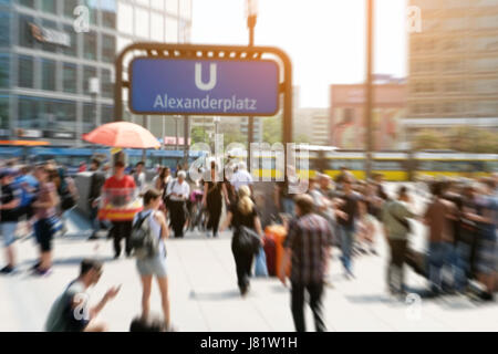 Des foules de gens dans le motion blur sur Alexanderplatz à Berlin city Banque D'Images