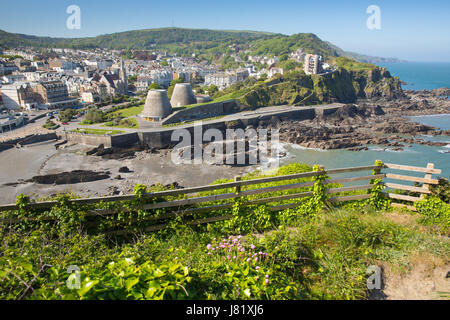 Ilfracombe Devon coast view en été avec ciel bleu Banque D'Images