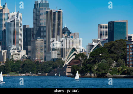 La ligne d'horizon du quartier des affaires de Sydney et l'Opéra de Sydney depuis Kurraba point, sur le côté nord du port en 2017 en Australie Banque D'Images