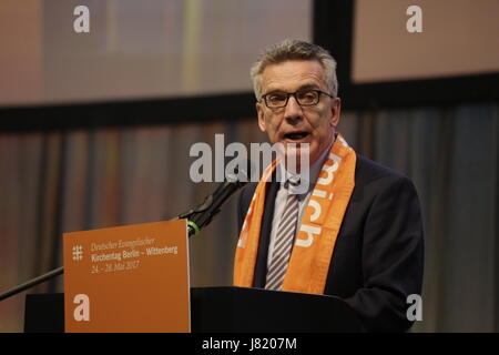 Berlin, Allemagne. 26 mai, 2017. Thomas de Maizière Kirchentag parle à la. Le Grand Imam d'al-Azhar, Ahmed el-Tayeb, et Thomas de Maizière, le ministre fédéral allemand de l'Intérieur, a parlé à la 36e sur la tolérance et ouverture de la coexistence pacifique des différentes religions. Crédit : Michael Debets/Pacific Press/Alamy Live News Banque D'Images