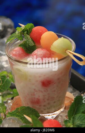 Melon glacé et perles de sagou dans le lait de coco, dessert froid asiatiques populaires verre de Singapour, Malaisie et Indonésie. Banque D'Images